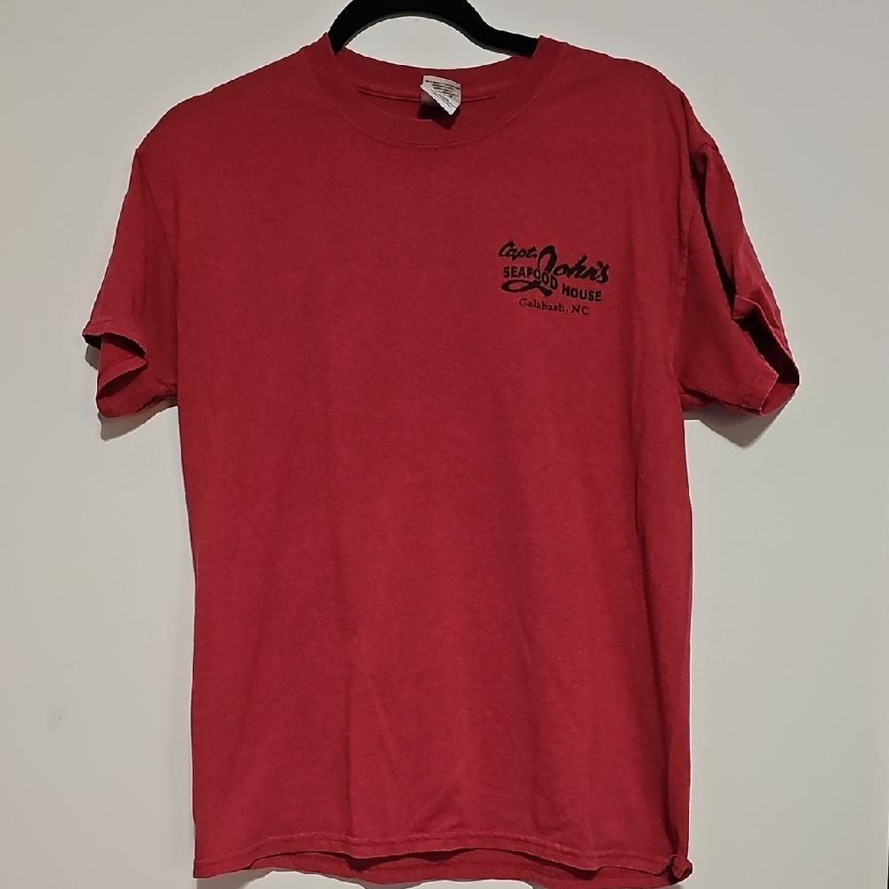 Vintage Red Graphic Men's T-Shirt Captain John's Seafood House Calabash NC Mediu